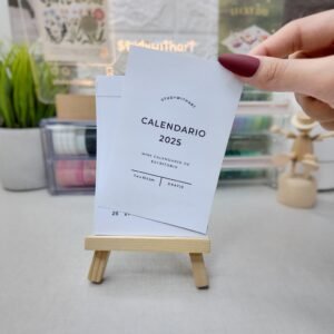 mini calendario gratuito que puedes descargar al instante en español o inglés. Diseñado para imprimir en formato A4, este calendario es perfecto para decorar tu espacio de trabajo o escritorio, marcando fechas importantes como feriados o cumpleaños con diferentes colores. Nuestra misión es brindarte recursos útiles sin costo, para que puedas organizarte a tu manera y sin gastar en costosa papelería. Descarga ahora tu calendario 2025 gratis y empieza a personalizarlo a tu gusto.